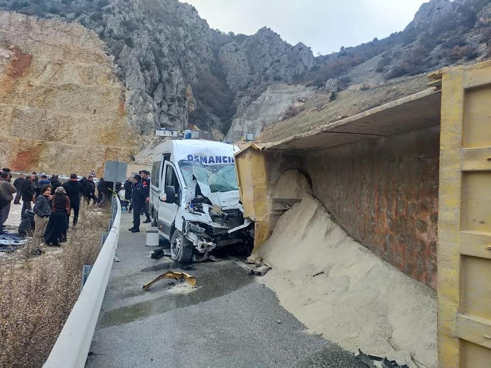 Çorum’da Kamyon yolcu minibüsü ile çarpıştı: 1 ölü, 7 yaralı