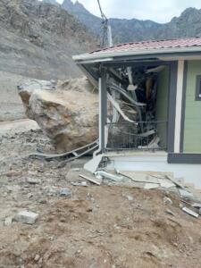 Artvin Yusufeli'nde,  Dev kayalar yeni yerleşim yerindeki evlerin üzerine düştü