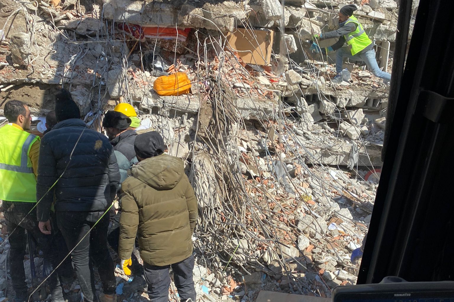 Rizeli gönüllüler, deprem bölgesinde Enkazdan 3 Yaralı Kurtardı