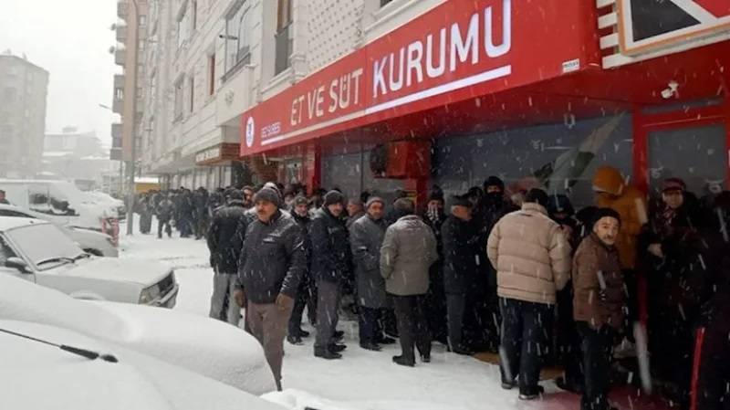 Erzurum’da, -5 derecede ,Yüzlerce  Vatandaş ,ucuz et kuyruğuna Girdi