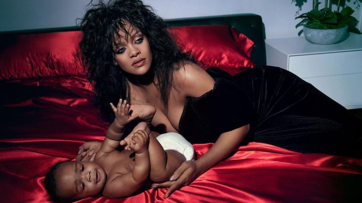 Rihanna bebeğiyle poz verdi – En Son Haber