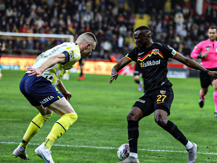 Fenerbahçe Taraftarından Yoksun Çıktığı Maçta, Kayserispor’u 2-1 mağlup Etti