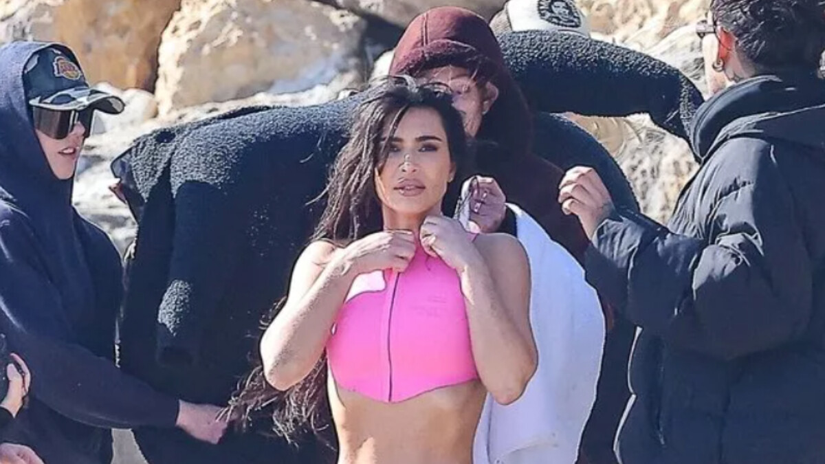 Pembe bikinisiyle poz veren Kim Kardashian üşüdü