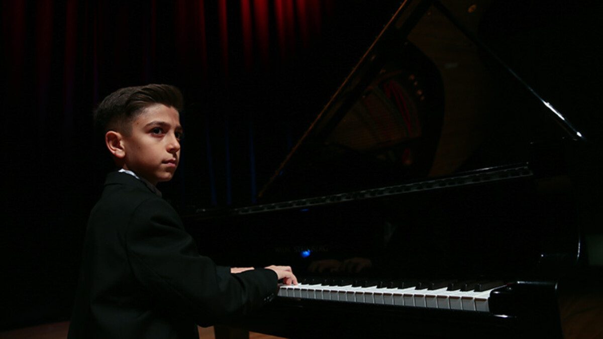 11 yaşındaki piyanocu Aytekin Yılgın Uluslararası Mozart Yarışması’nda birinci oldu