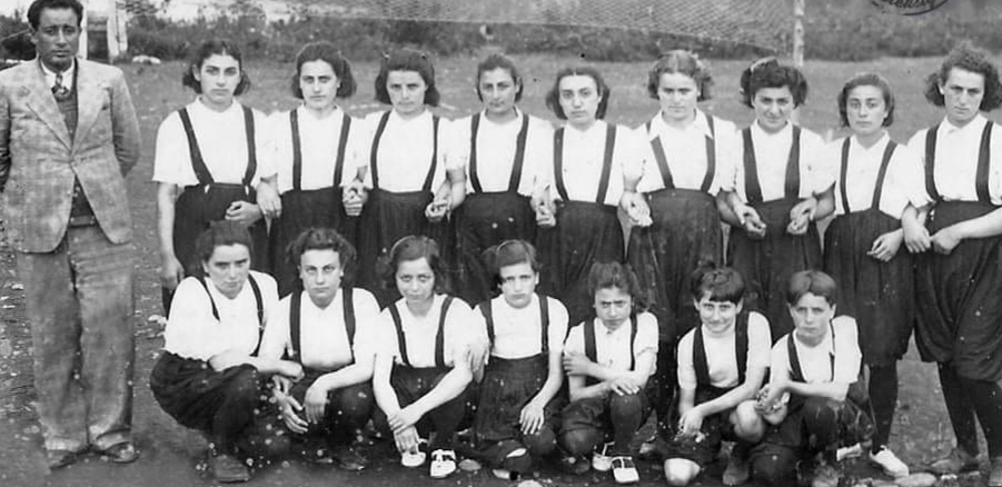 Nostaljı,Pazar Ortaokulu Kız Öğrencileri Beden Eğitim Dersinde (1940)