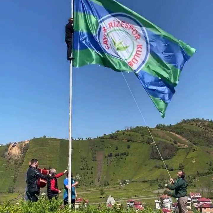 Rize’de Köyün zirvesinde Çaykur Rizespor bayrağını dalgalandırdılar