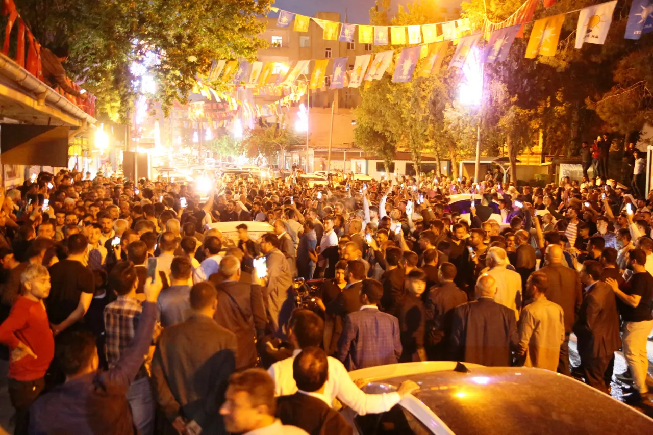 5 bin kişi birden AK Parti’ye katıldı! Şehirde gövde gösterisi Yapıldı