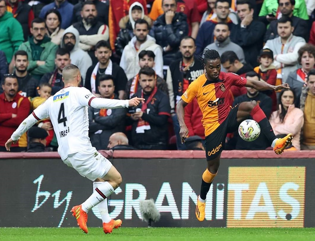 Hakemin 2 uyduruk Penaltısına Rağmen, Galatasaray Karagümrük Engelini Geçemedi !