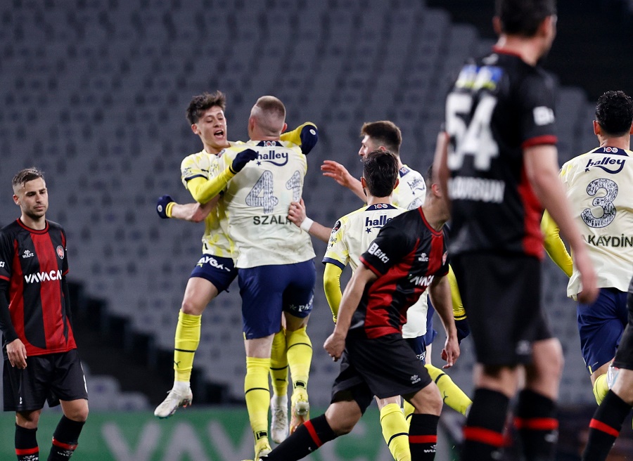 Fenerbahçe Geriye Düştüğü Maçı 2-1 Kazandı