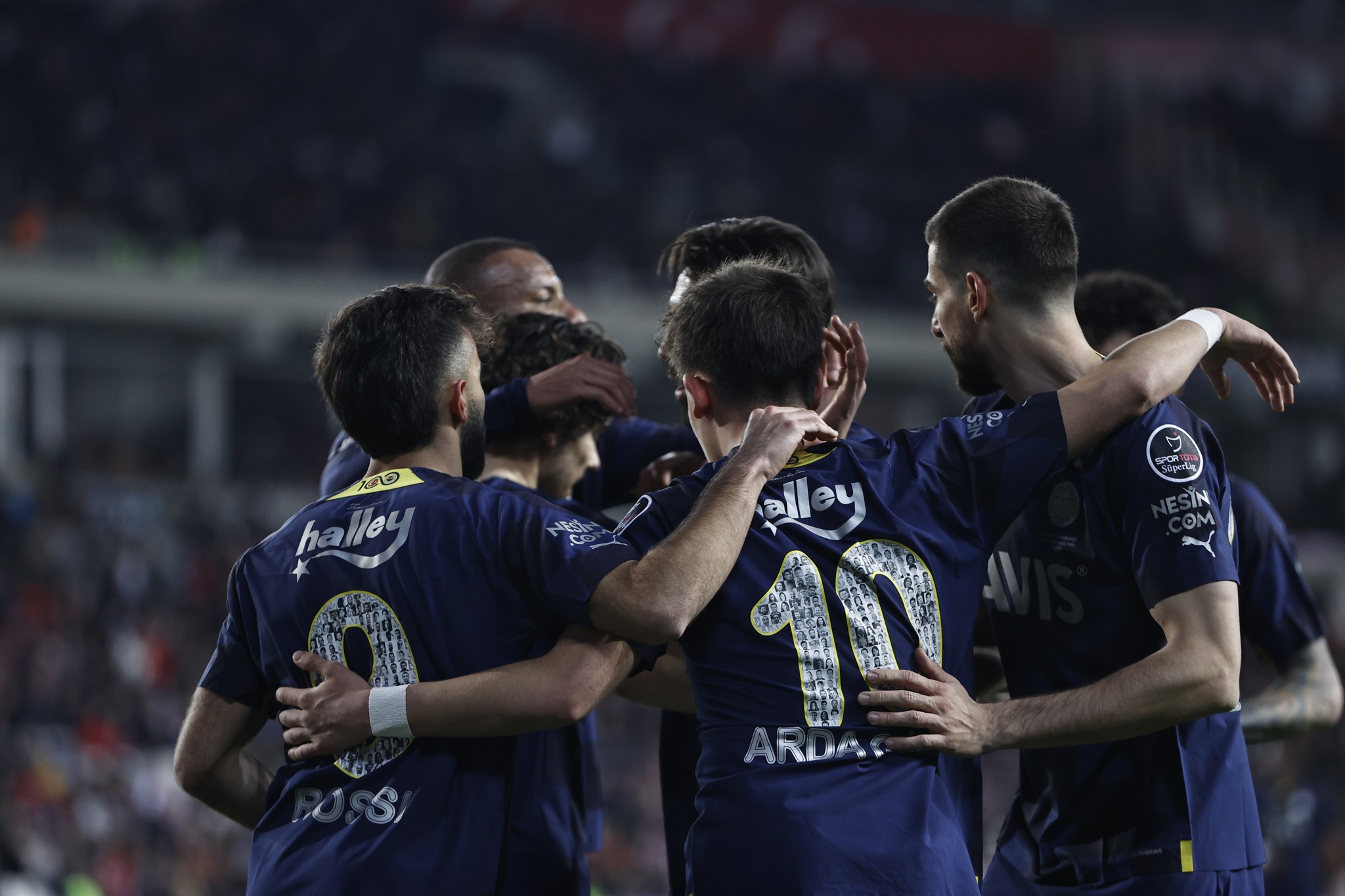 Fenerbahçe 10 Kişi Kaldığı Maçta,Deplasman’da Sivasspor’u 3-1 Mağlup Etti