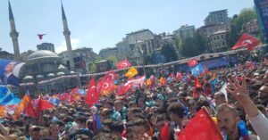 Erdoğan Mahşeri kalabalığa seslenerek, Rize kararını vermiştir