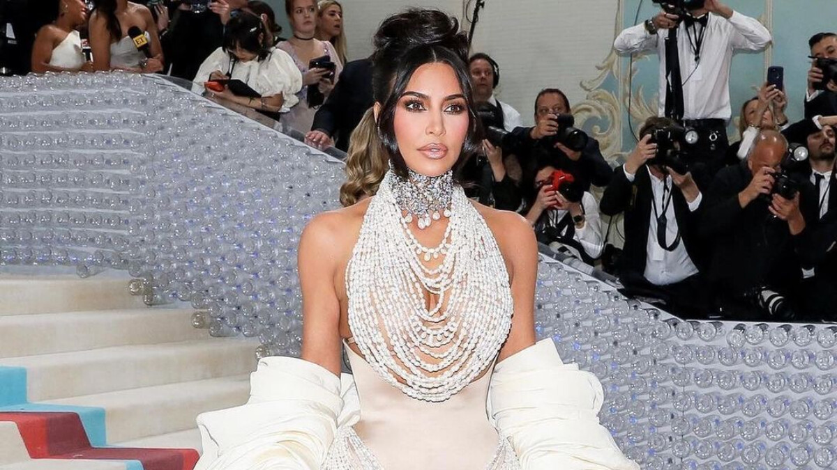 Kim Kardashian’ın elbisesindeki inci sayısı