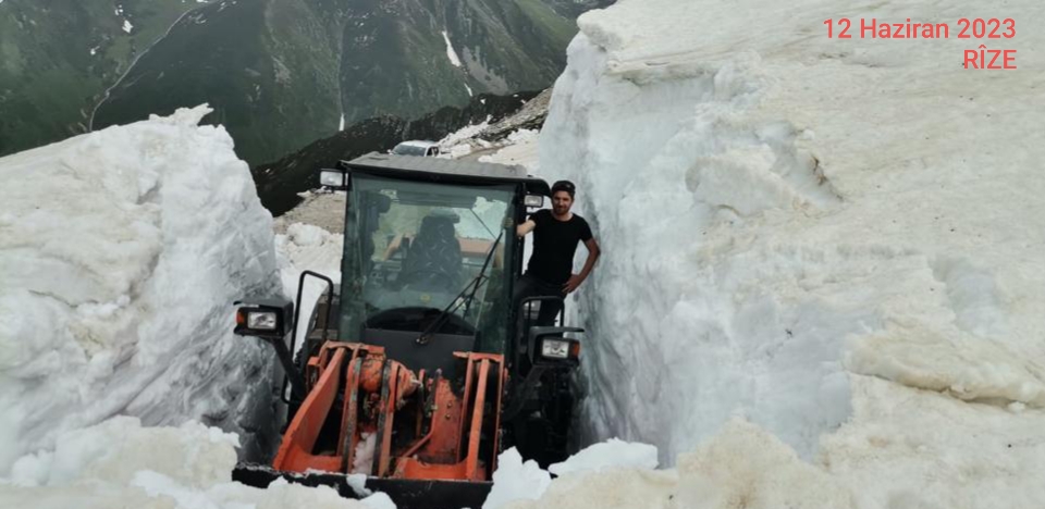 Dört mevsimin yaşandığı Rize’de, yazın ortasında 4 metre boyunda karla mücadele devam ediyor