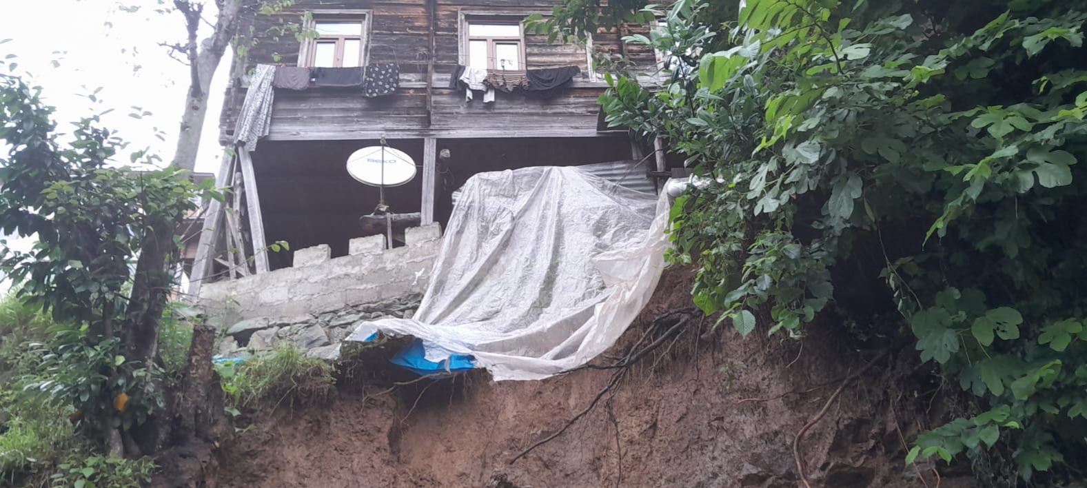 Rize’de Heyelanda duvar çöktü, 1 ev tehlike atlattı