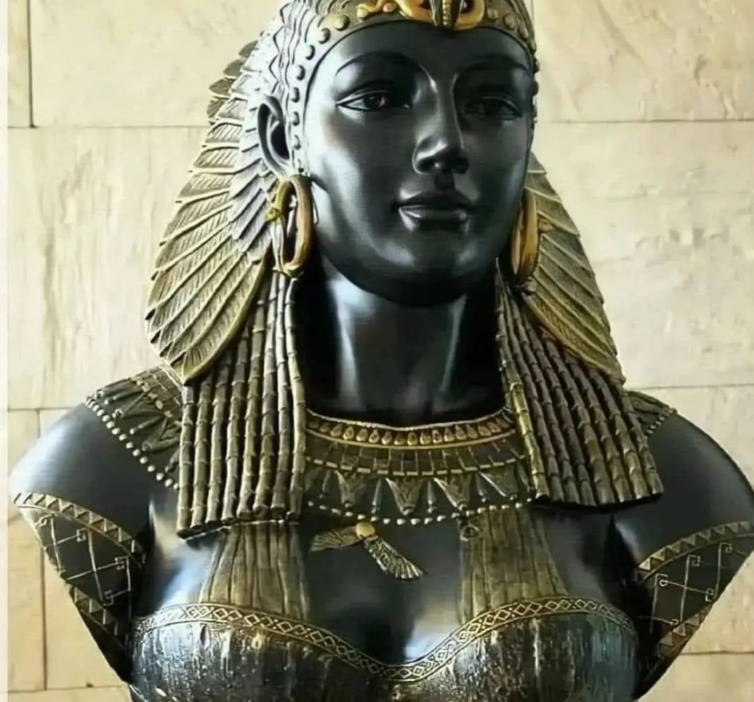 9 Dil Bilen Kleopatra ,17 yaşında tahta çıktı