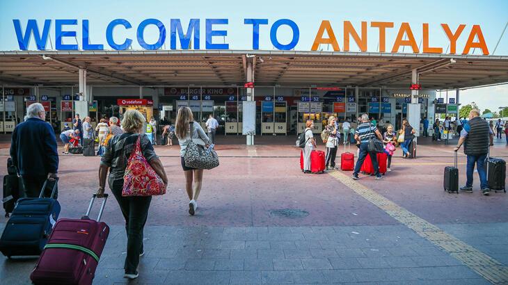 Antalya, havada yeni turist rekoru kırdı