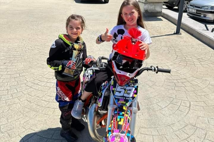Motokrosçu şampiyon küçük kız kardeşler memleketleri Rize’de