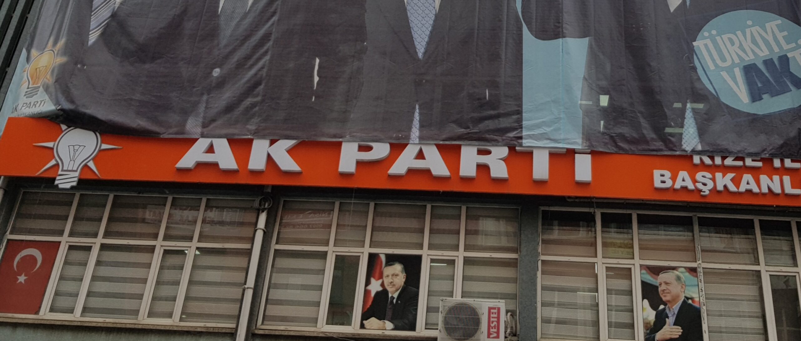 Rize AK Parti’de istifa depremi ,5 ilçe başkanı istifa etti