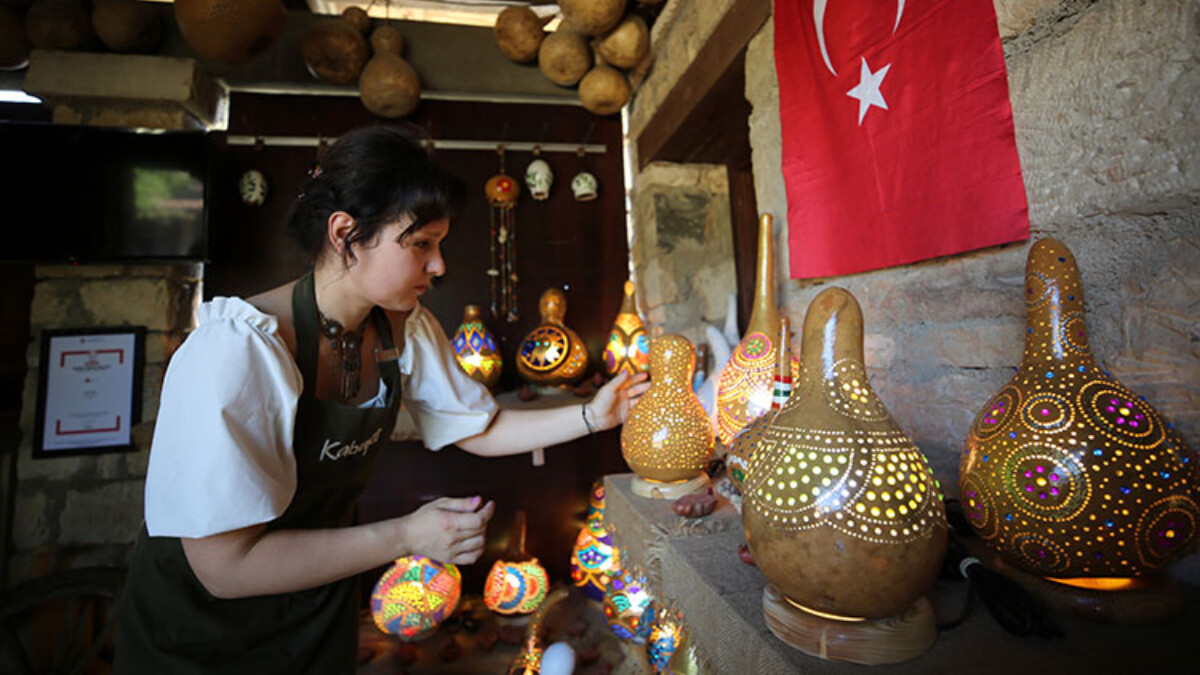 Aydın’da Rus gelin, kayınpederinden öğrendiği Türk el sanatını devam ettiriyor