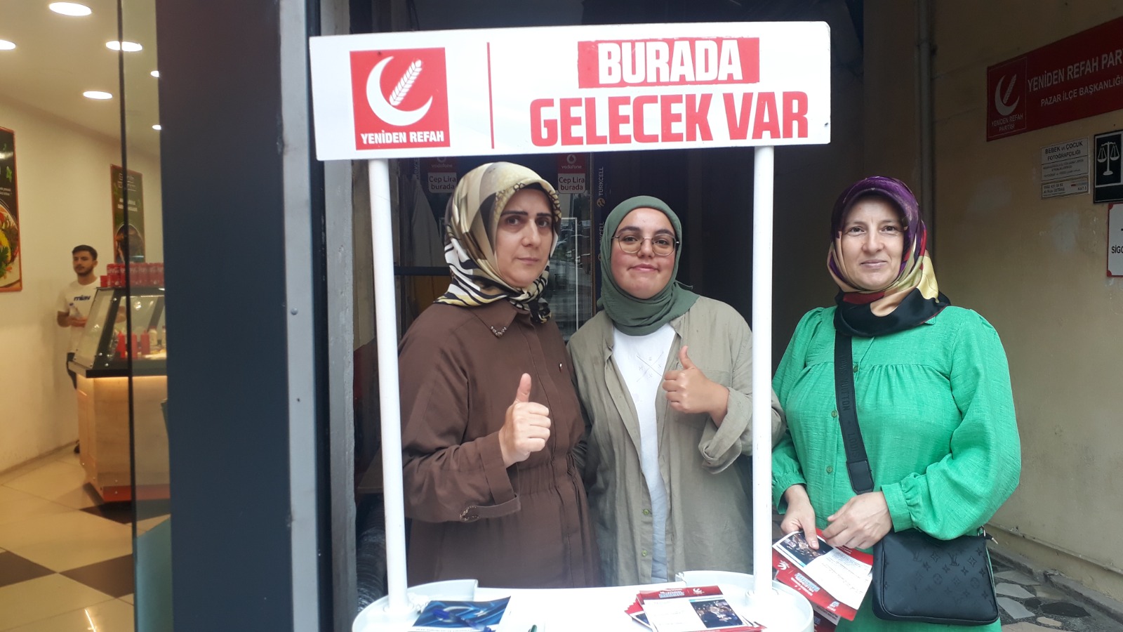 Yeniden Refah Partisi(YRP) İl Kadın Kolları, Pazar ilçesinde tanıtım ve üye kayıt standı kurdu