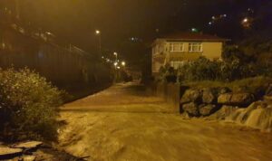 Rize için turuncu uyarı,Gece Başlayacak şiddetli yağış sebebiyle, Sel Su Baskını ve Heyelan konusunda Vatandaşlar Uyarıldı 