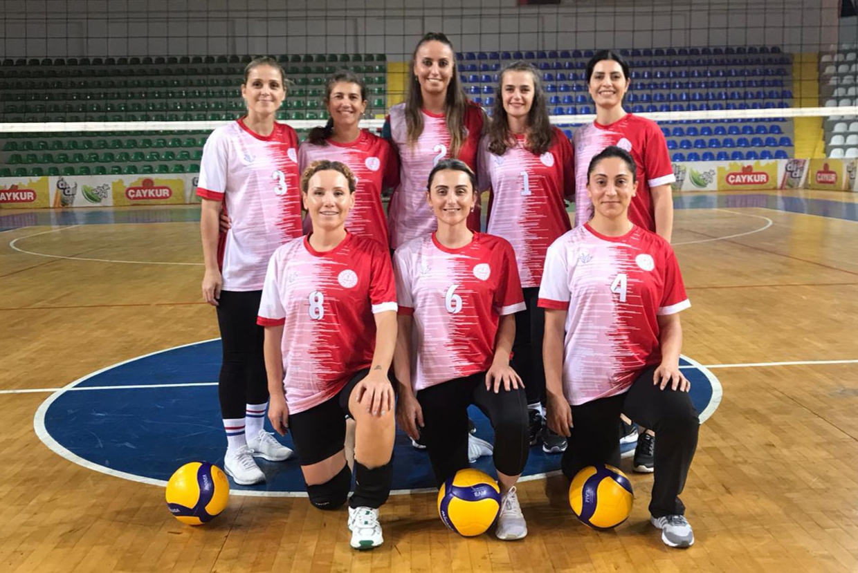Rize’de Cumhuriyet turnuvasında Milli Eğitim Kadın Voleybol Takımı 1. oldu