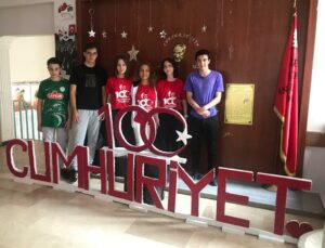 Rize'de,Cumhuriyet'in 100.Yıl Etkinliklerinde, Fatih Anadolu lisesi Öğrencileri'nden Türk Bayrağı Çalışması! 
