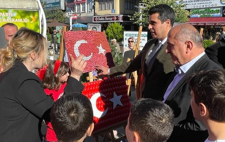 Rize’de Öğrenciler tek tek boyadı, çay yaprağı, fındık, mısırla Türk Bayrağı yaptı