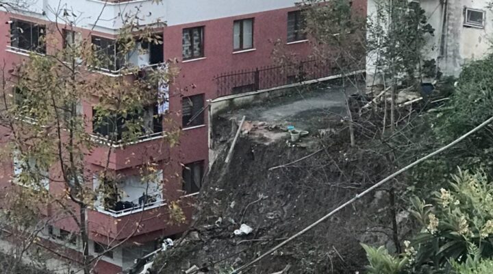Rize Atmeydanı’nda 12 Metrelik istinat duvarı yıkıldı