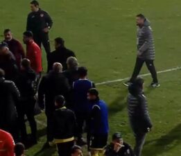 İstanbulspor ,Trabzonspor maçında hakem kararına tepki olarak sahadan çekildi