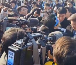 Güney Kore’de ana muhalefet lideri Lee Jae-myung, boynundan bıçaklanarak saldırıya uğradı