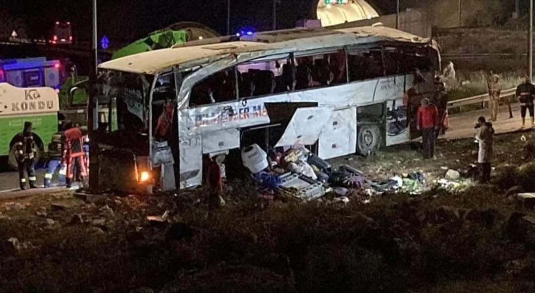 Korkunç kaza 9 kişi öldü 30 kişi yaralandı