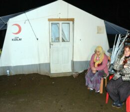 Depremzede aileye şehit haberi geldi: Çadıra Türk bayrağı asıldı
