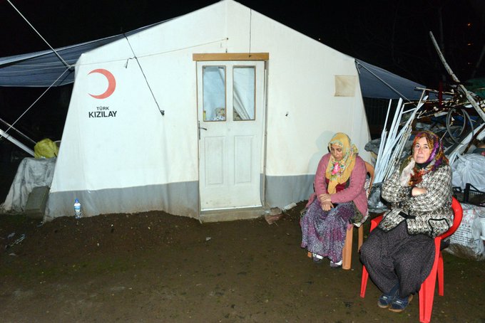 Depremzede aileye şehit haberi geldi: Çadıra Türk bayrağı asıldı