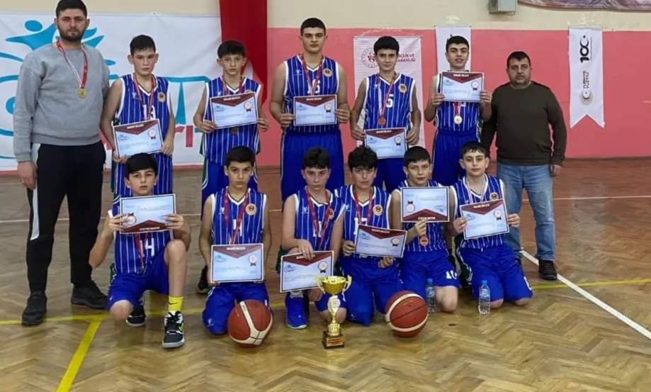 Rize Anadolu İmam Hatip Lisesi Basketbol Takımı Bölge Sampiyonasında 1. Oldu