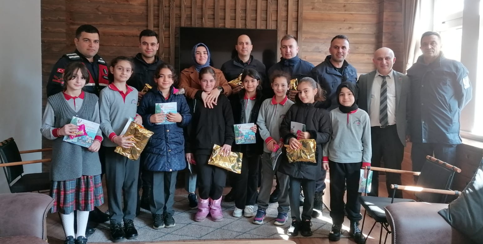 Rize Şehit Nedim Çalık İlkokulu ögrencilerinden,Jandarma Karakolu’na anlamlı ziyaret