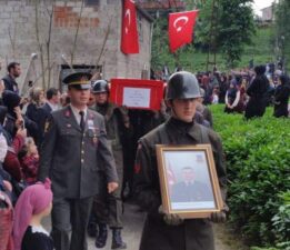 ŞEHİT UZMAN ÇAVUŞ, SONER FAZLIOĞLU, KENDİRLİ BELDESİNDE,BİNLERCE KIŞININ KATILDIĞI CENAZE MERASIMİNİN ARDINDAN ,TOPRAĞA VERİLMİŞTİ.