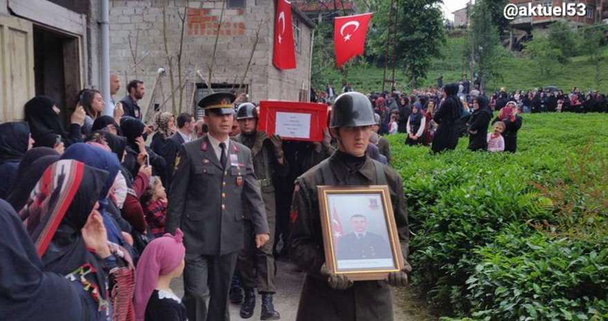 ŞEHİT UZMAN ÇAVUŞ, SONER FAZLIOĞLU, KENDİRLİ BELDESİNDE,BİNLERCE KIŞININ KATILDIĞI CENAZE MERASIMİNİN ARDINDAN ,TOPRAĞA VERİLMİŞTİ.