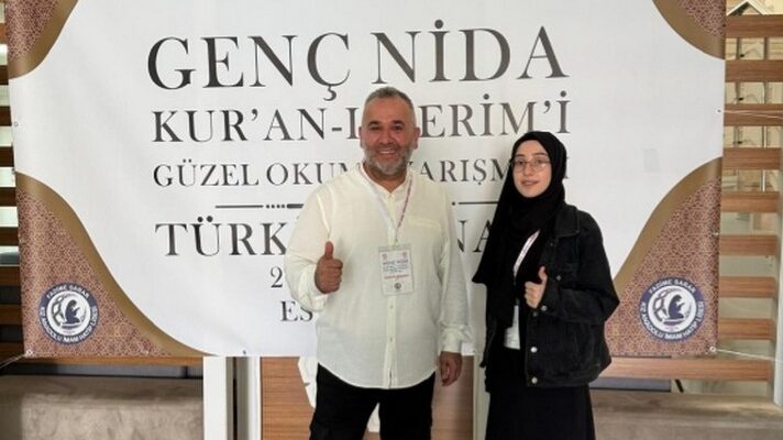 Kur’an-ı Kerimi Güzel Okuma Yarışmasında Türkiye Birincisi,Rize Şehit Onur kılıç  İmam Hatip Lisesi 10. sınıf öğrencisi Müberra Saka