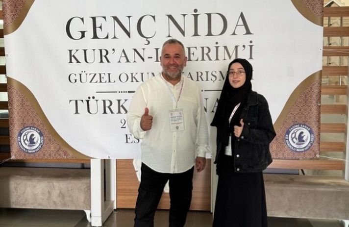 Kur’an-ı Kerimi Güzel Okuma Yarışmasında Türkiye Birincisi,Rize Şehit Onur kılıç  İmam Hatip Lisesi 10. sınıf öğrencisi Müberra Saka