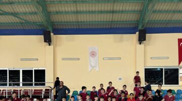 Rize’de okullar arası küçükler futsal turnuvasında, Mahmut Celalettin Ökten İmam Hatip Ortaokulu takımı şampiyon oldu.