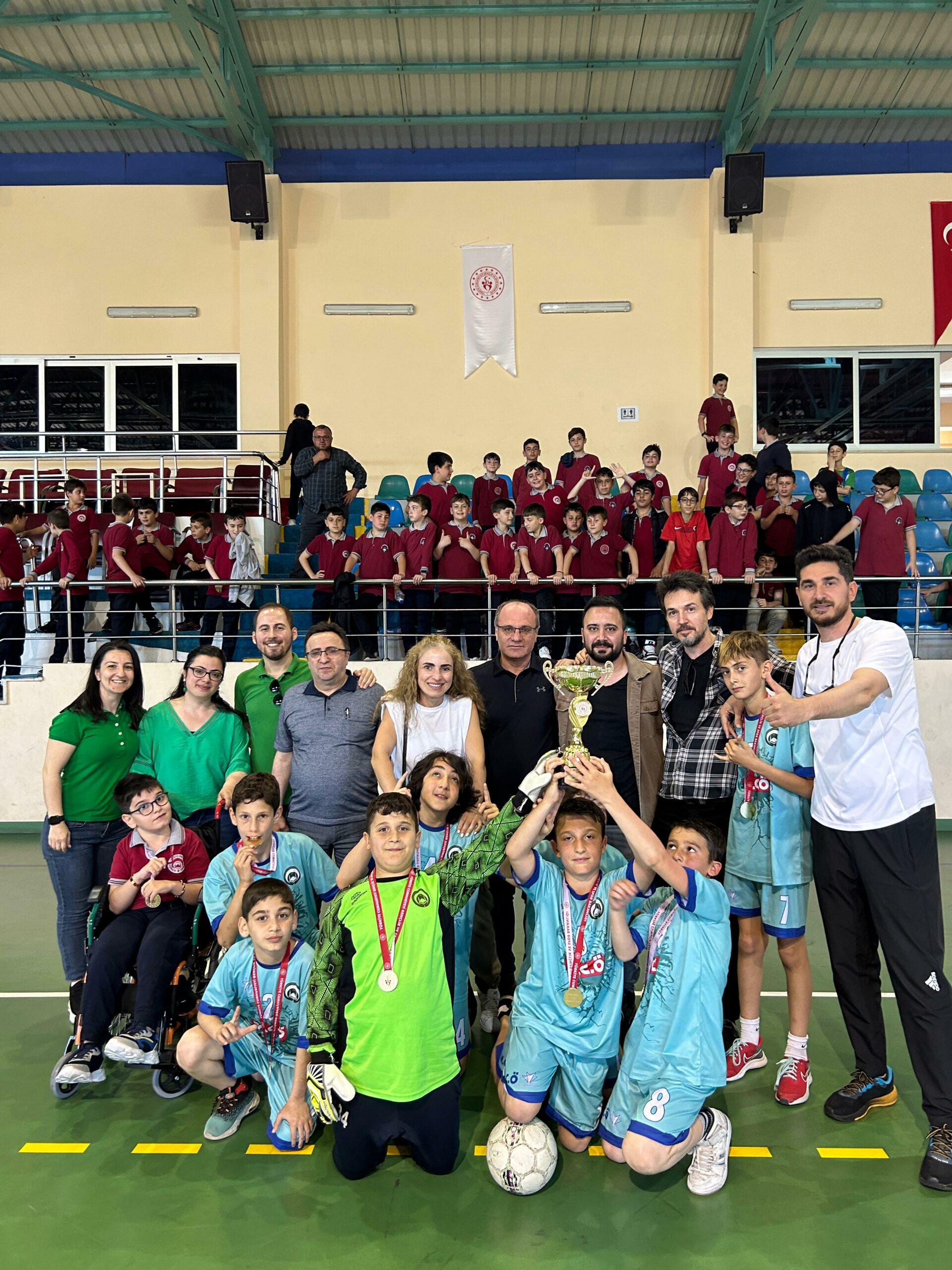 Rize’de okullar arası küçükler futsal turnuvasında, Mahmut Celalettin Ökten İmam Hatip Ortaokulu takımı şampiyon oldu.